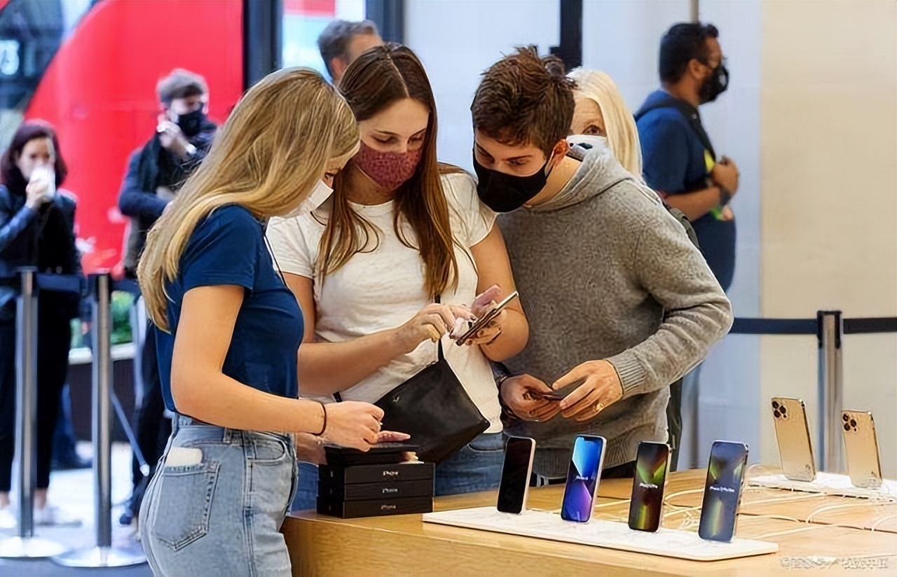 美国人买iphone相当于什么东西 (为什么美国人买iphone那么便宜)