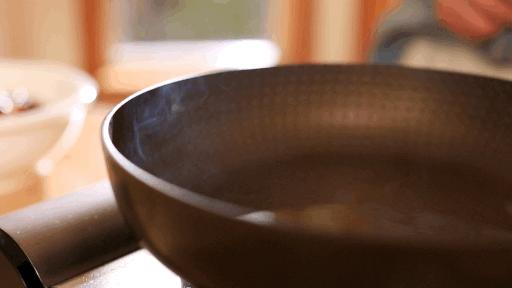 爱仕达不粘锅掉了涂层发黑致癌吗,不粘锅有毒吗会不会掉色