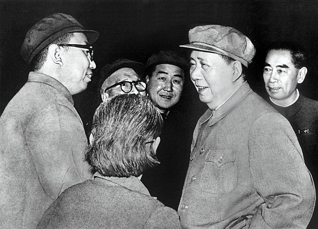 90年*国锋华**重回韶山，人群中有人打趣询问：叫你华书记还是华老？