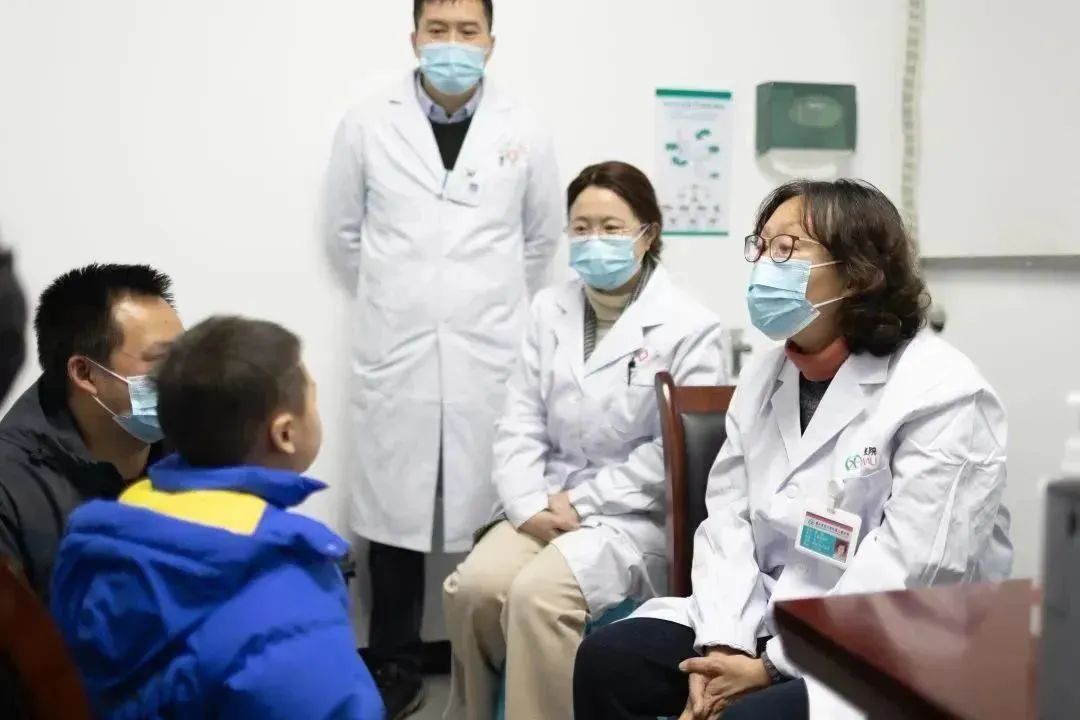 2月8、9日，重医儿院院长李秋率队到宜宾一医院开展免费诊疗活动