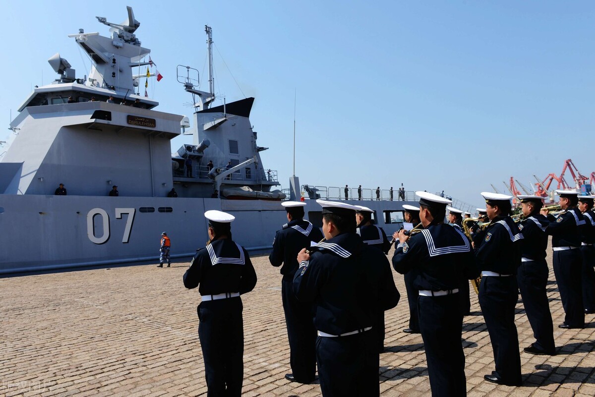 航海技术毕业当海军好还是海员好,航海专业当海员真的很辛苦吗