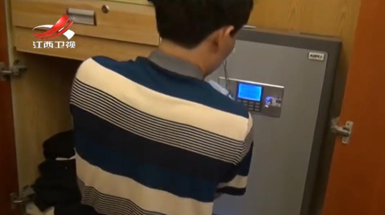 小伙晒海量现金引出大案,男子在家藏160万元现金