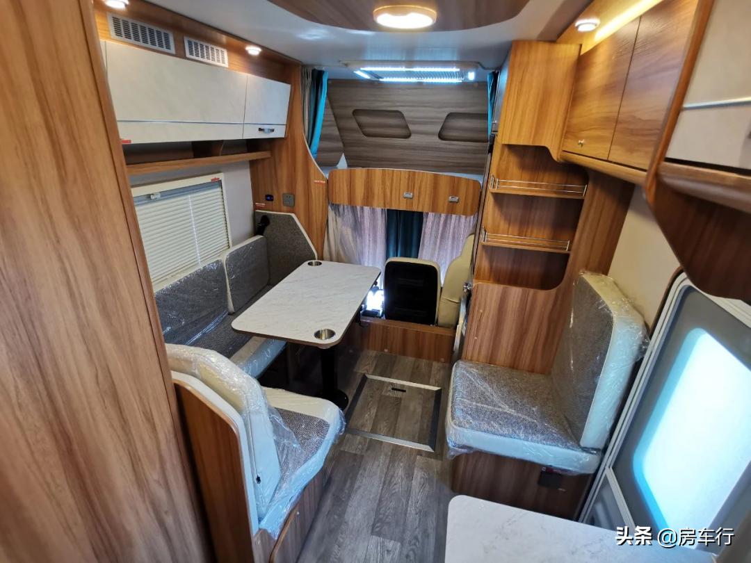 上汽跃进s1002.3t平头轻卡房车,2021年可可西里轻卡5.2t房车