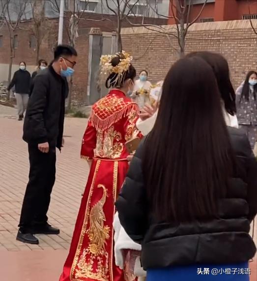 河南婚礼结束后新娘泪别父母,婚礼结束新人吃剩饭剩菜