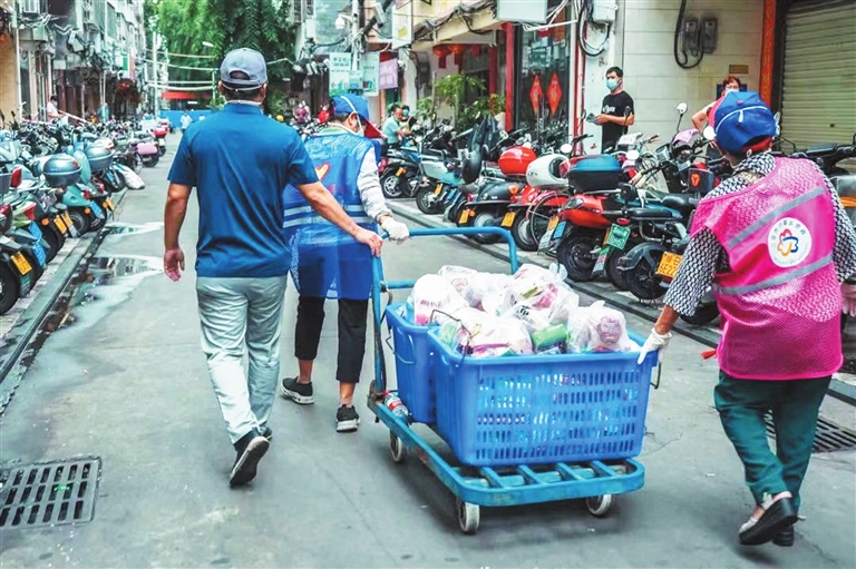 100多份爱心套餐派送中,290份爱心礼包