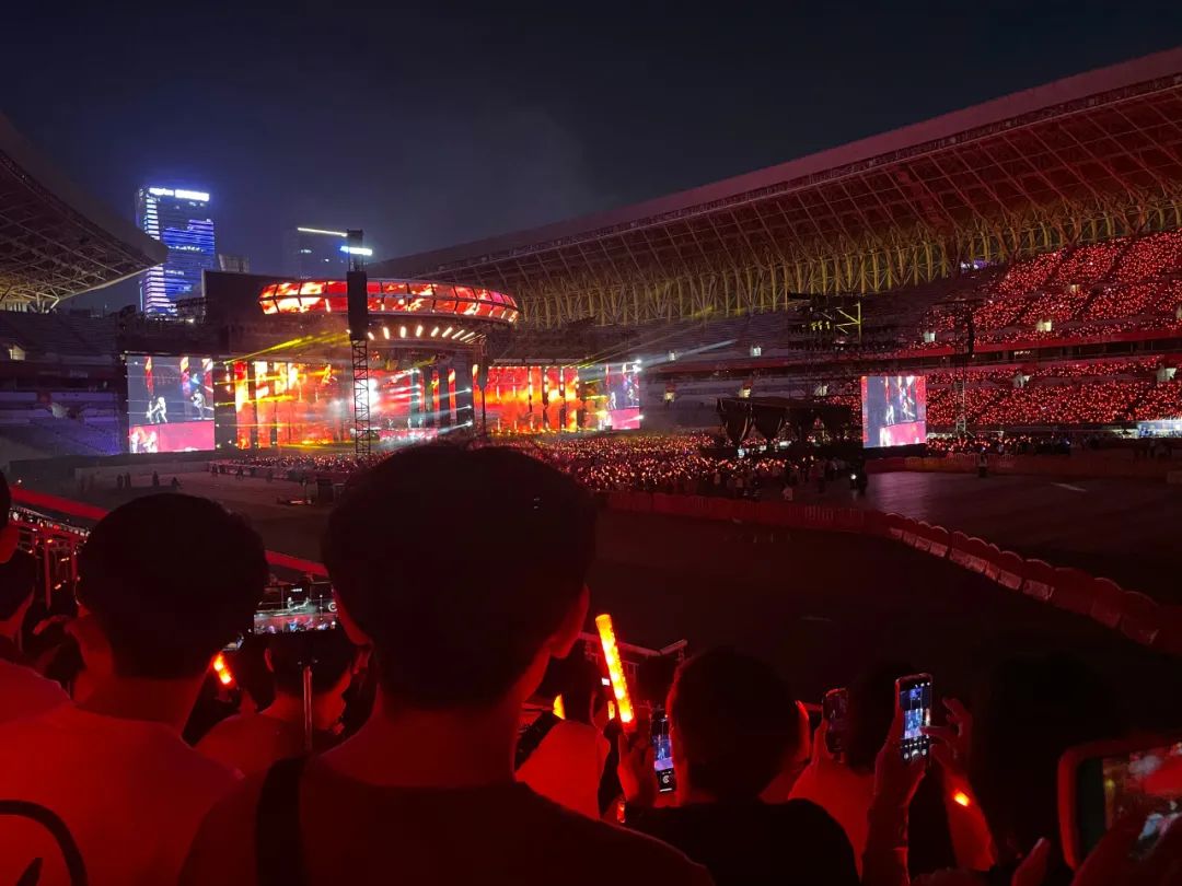 今晚的济南，太燃了！网友：场内6万人场外10万人