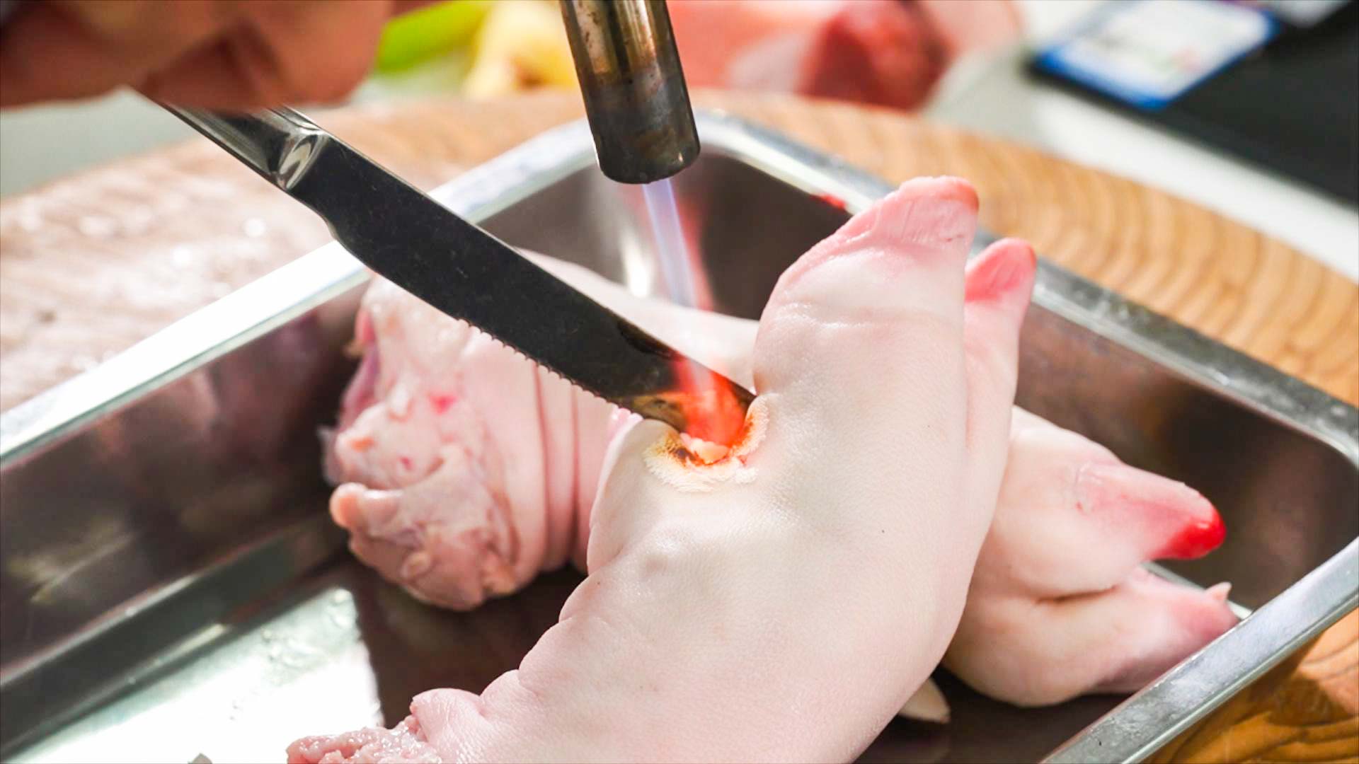 卤猪蹄怎么做才q弹劲道好吃,怎样卤猪蹄又香又软糯