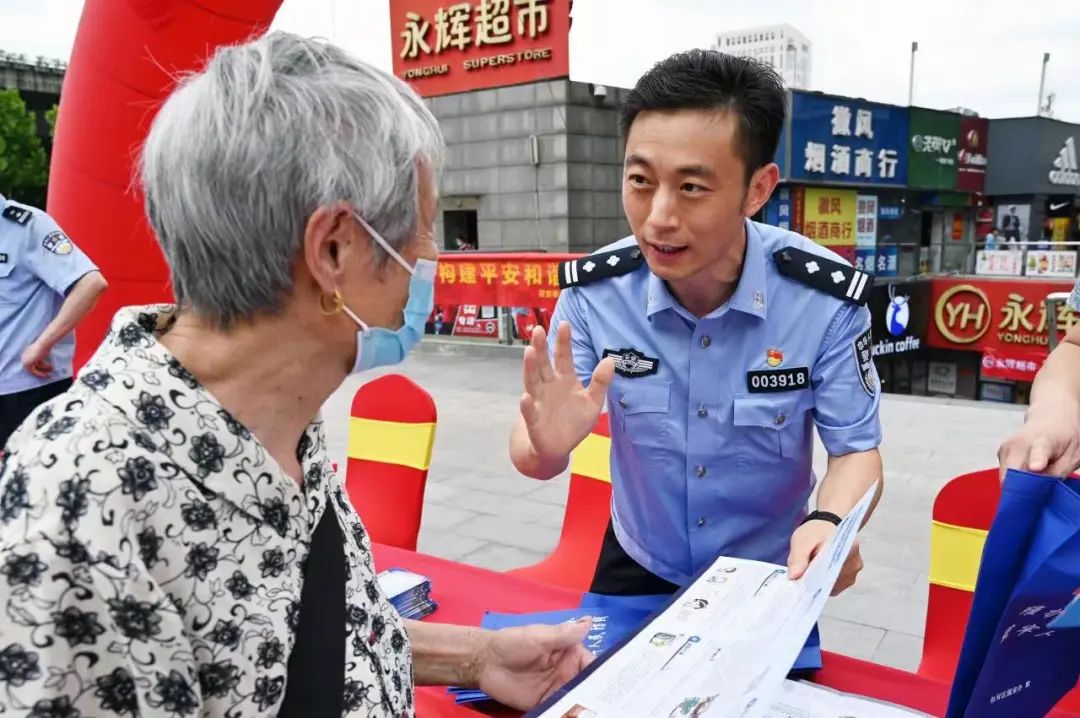 服务一方群众,公安民警用真心真情服务一方群众