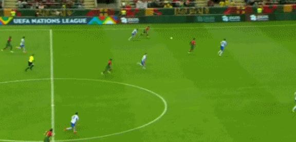 又来搞笑！C罗门前3米空位调整3秒，卯足力气一脚踢空，帅气逼人