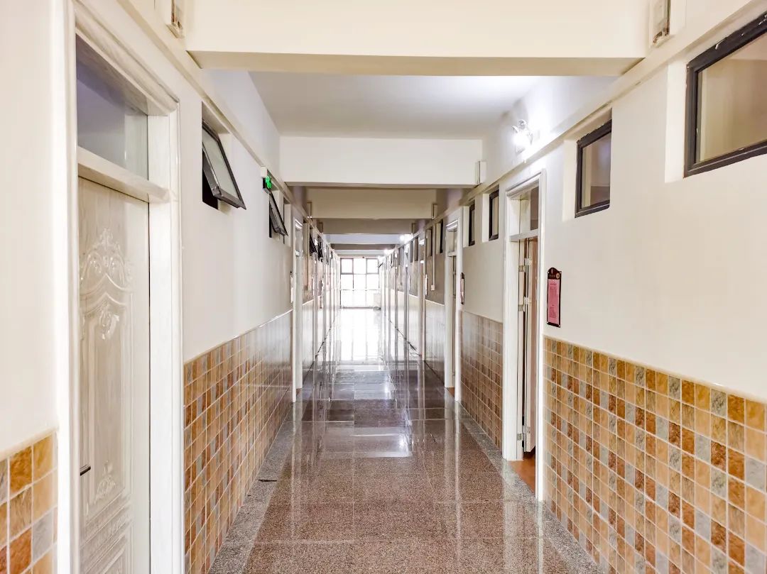 石碣四海学校和东盈学校哪个好,石碣四海学校2023年学费多少钱