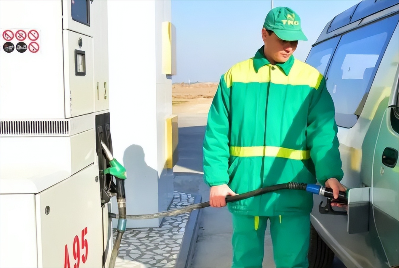 亚洲唯一的一个永久中立国，不用交水电费，汽油每升一毛钱左右