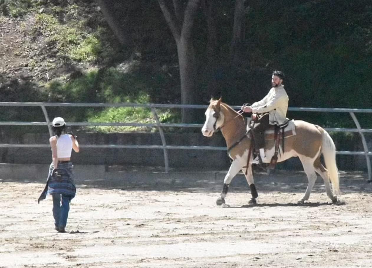 骑着爱情的小马，肯豆和坏兔子开始热恋的颠簸，甜蜜情侣祝福多多