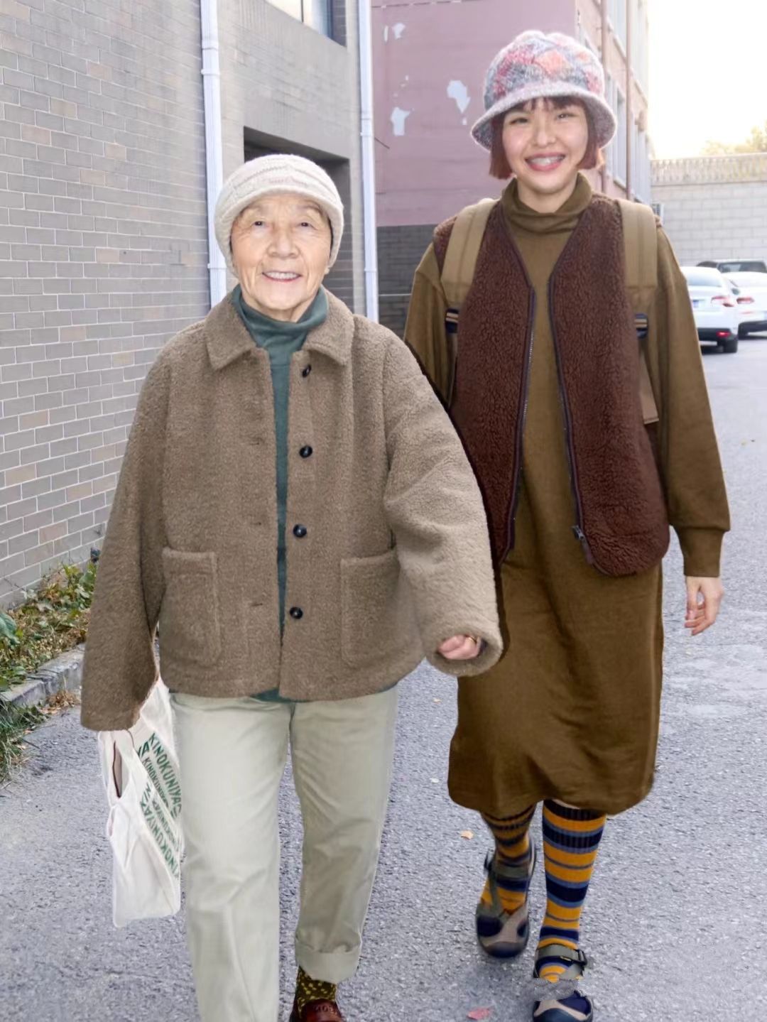 中年女人烫羊毛卷老气吗,40岁女人短羊毛卷发配什么穿着