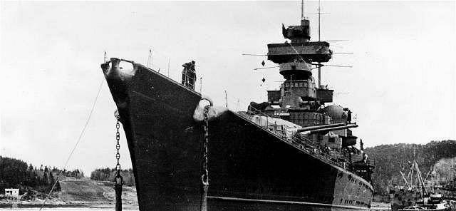 他被称为幽灵船长，曾击毁商船13万吨，被杀时敌军却向他鸣炮致敬