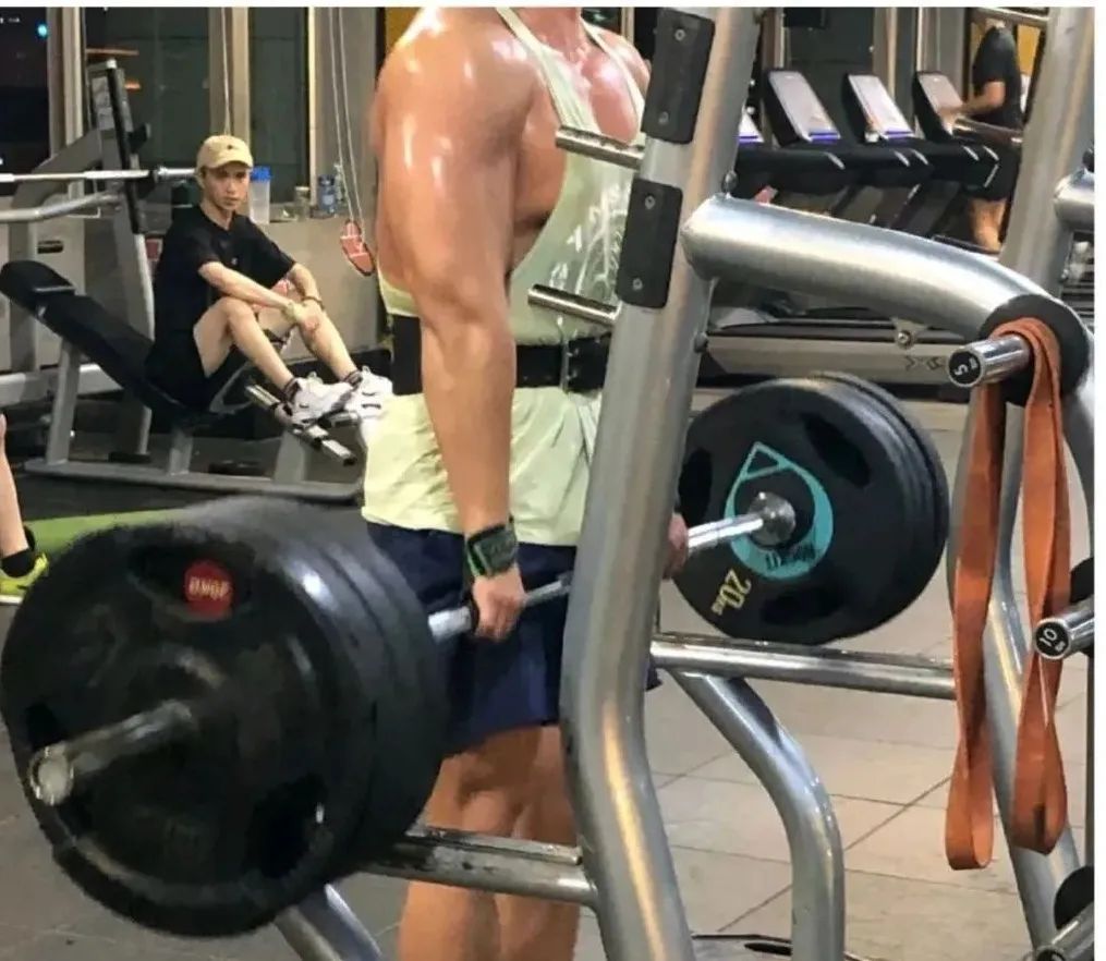 鍋ヨ韩涓嶈瀵圭潃闀滃瓙,鍋ヨ韩璇峰嬁鎵撴壈鍥剧墖