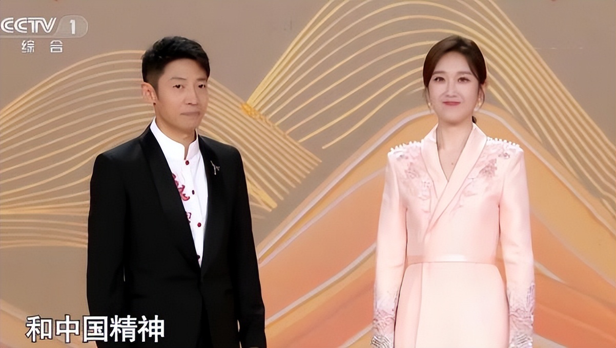 恭喜！央视主持王嘉宁官宣结婚，超大钻戒瞩目，被誉为董卿接班人