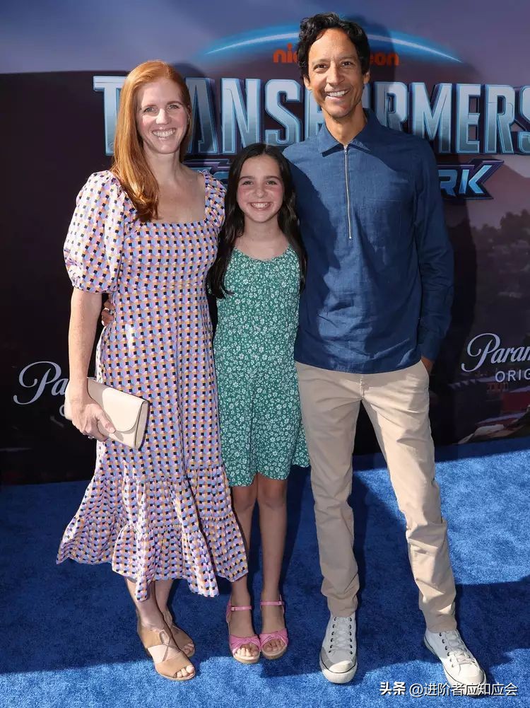 欧美明星时尚街拍2019年7月30日,欧美老年时尚博主穿羽绒服街拍