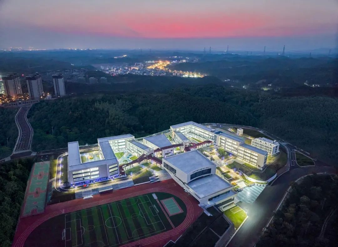 九年一贯制学校设计,阶梯式学校效果图