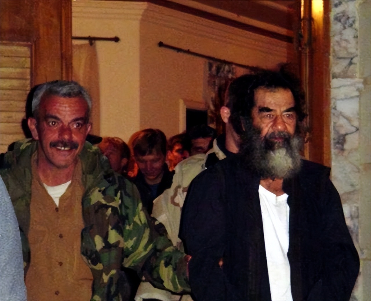 审判萨达姆的法官后来死得更惨,美军绞刑萨达姆合法吗