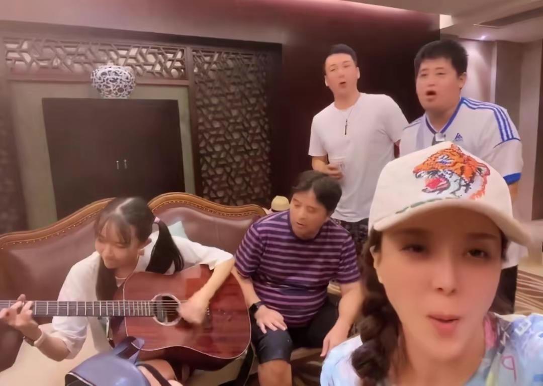 64岁毕福剑现身聚会，翘二郎腿抽烟姿势熟练，与网红合影被挤一旁