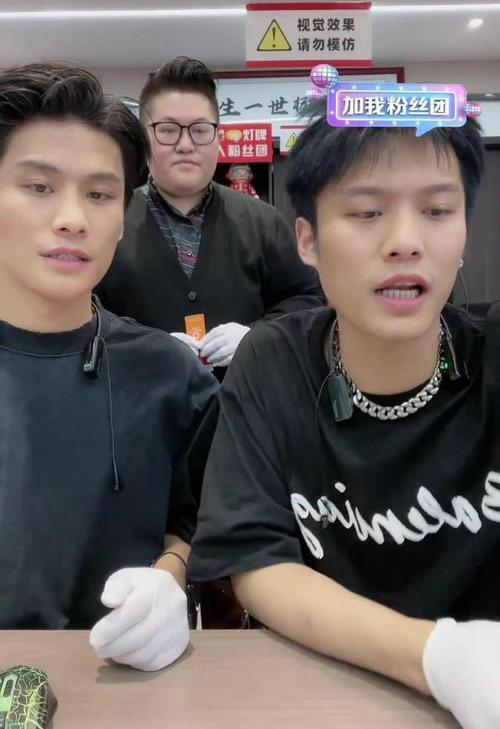 高清老照片：旗人格格大腿岔开豪放洗衣，地主三妻四妾不输女明星