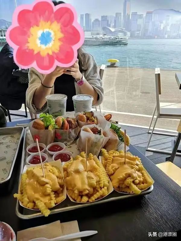 和唐山打人事件成鲜明对比，女性在香港的地位如此之高