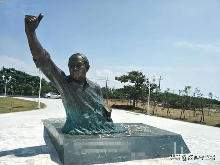 台湾统派在*独台**分子铜像前高举五星红旗演讲被捕，法官宣判：无罪