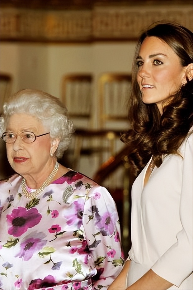 英国王室向西班牙王后行屈膝礼,英国王室的屈膝礼