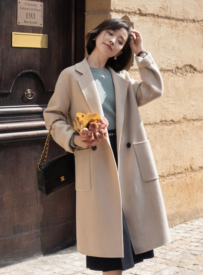 这才是普通中年女人该有的初春穿搭：呢大衣+过腰裙，优雅又减龄