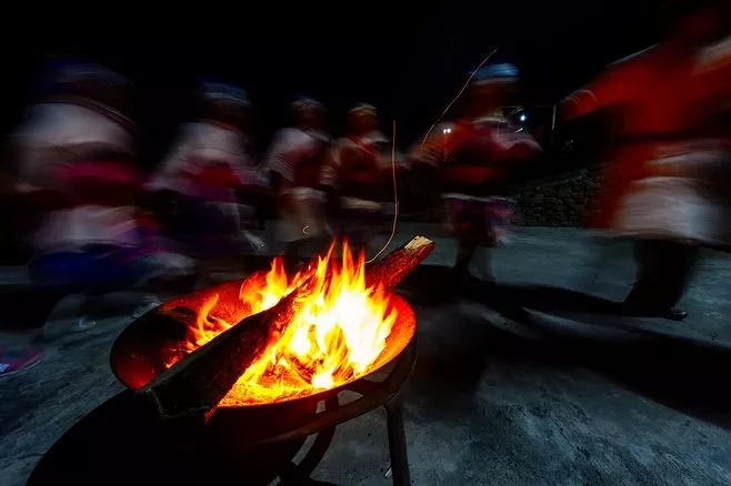 云南傈僳族上刀山下火海的场景,敢上刀山下火海的傈僳族