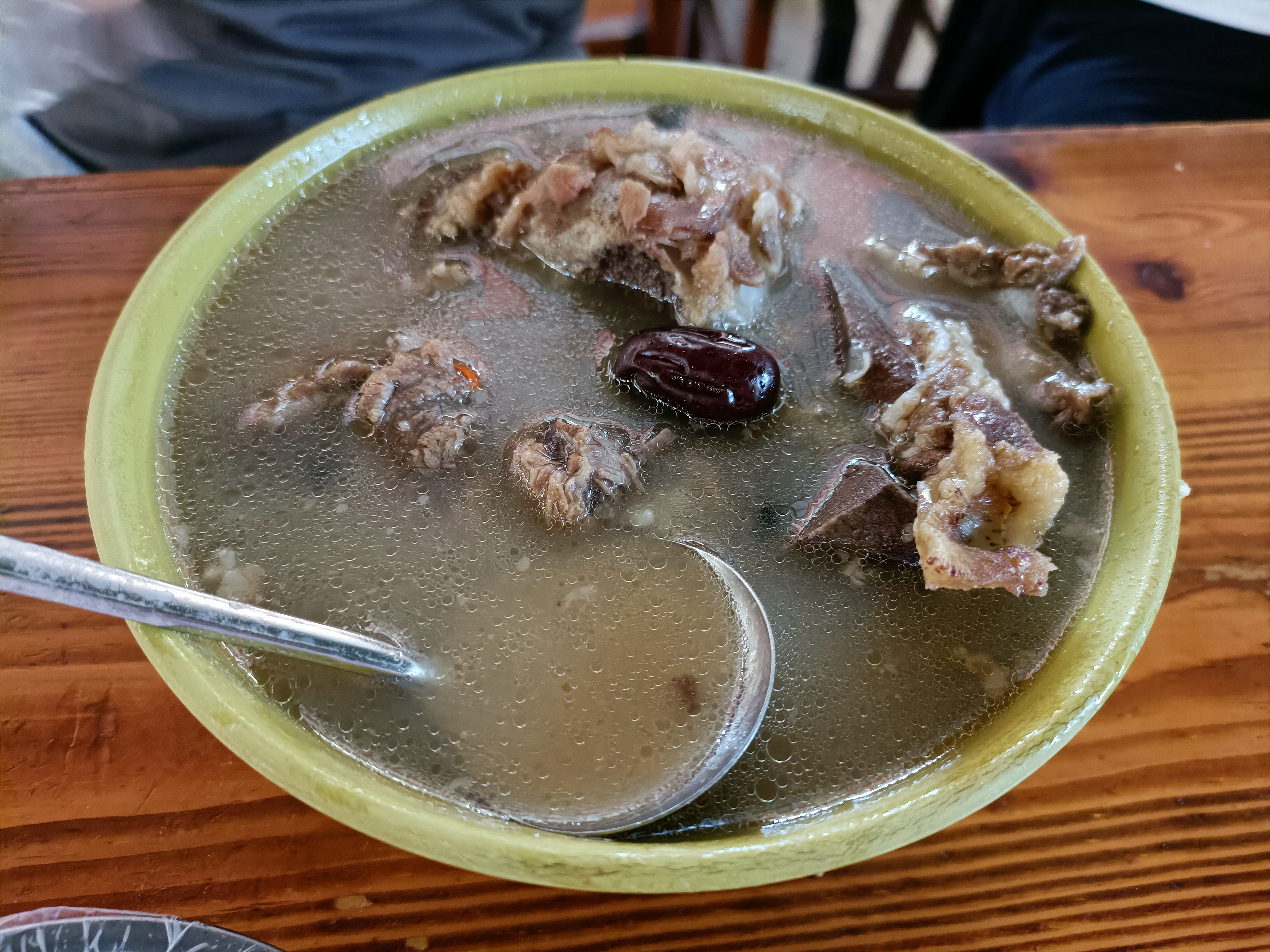 乡村美食牛骨汤怎么熬最好喝,湛江坡头镇凤记牛骨汤