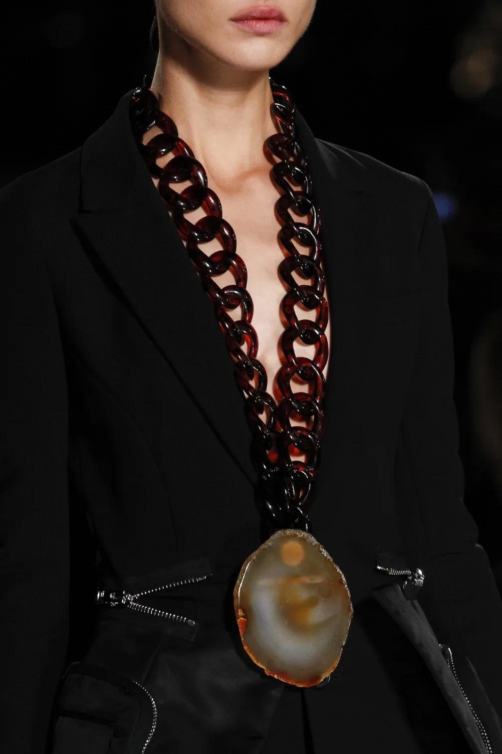 看完了Chanel富贵儿玳瑁，我默默放下了手中的皮质金链...