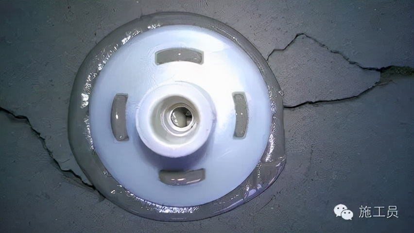 混凝土板裂缝是什么原因造成的,现浇板浇砼后表面裂缝是什么原因