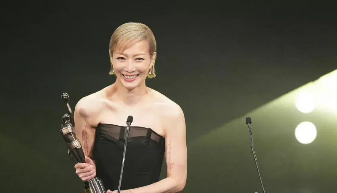 港女郑秀文教给我们的生存之道,跟郑秀文很像女明星