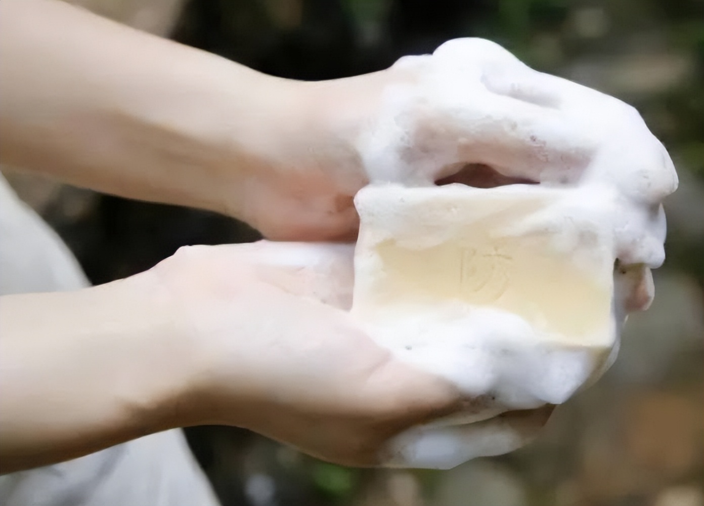 一女子坚持上海药皂洗头半年,一女子坚持硫磺皂洗头半年生发