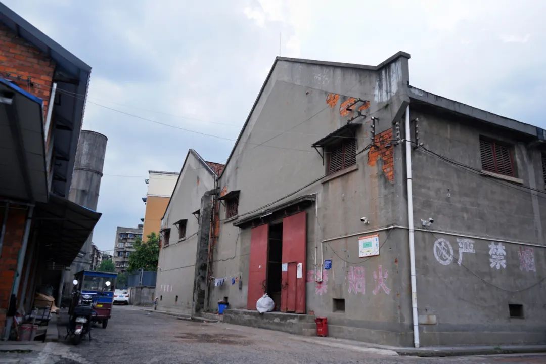 穿越五块石的百米窄巷，打开铁半城的光