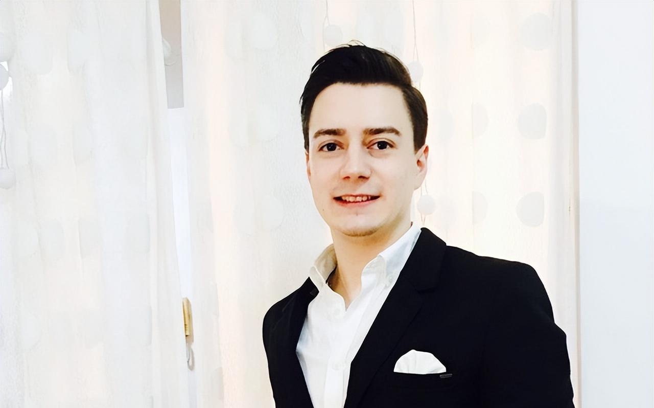 俄罗斯小伙靠喊“我爱中国”吸粉千万,娶大25岁韩国美女定居中国