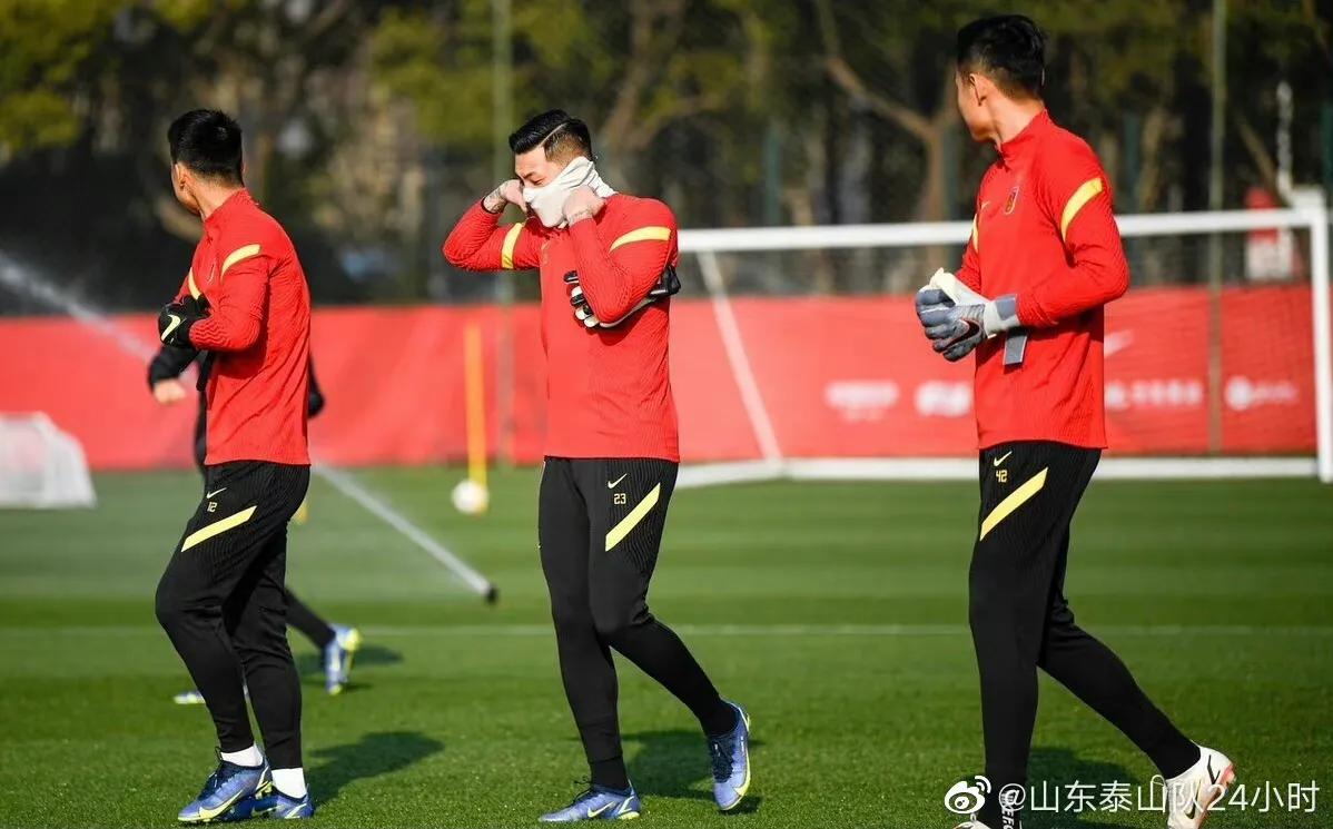 中国国家足球队训练图,利马晒在国家队训练照