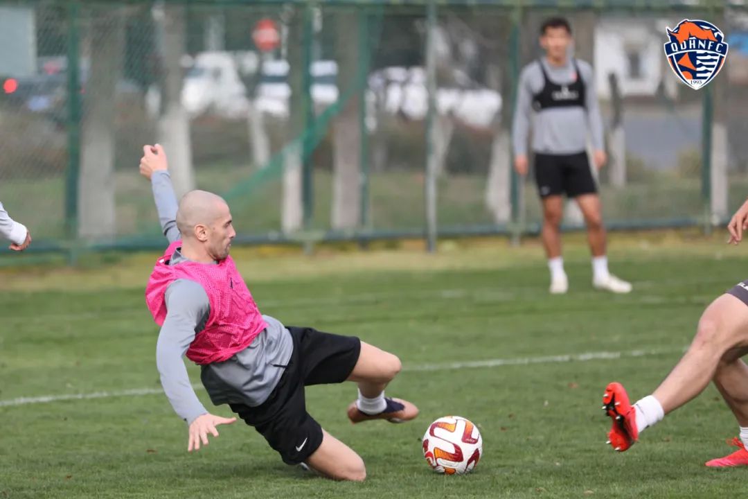 中超江苏对上港直播,津门虎兵抵苏州备战中超