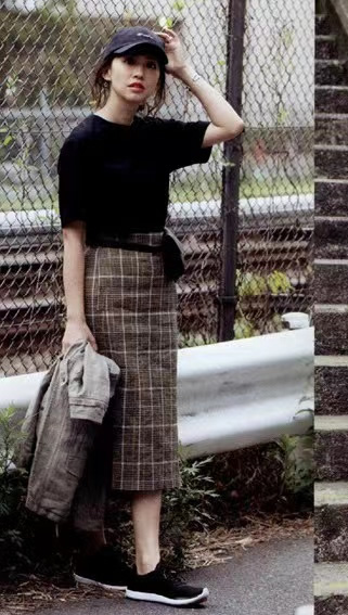 女生穿运动鞋最时尚的穿搭,宽松t恤女中长款搭配什么鞋