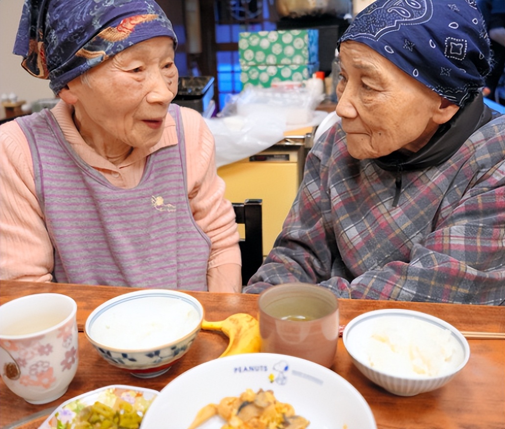 89岁双胞胎姐妹开食堂还债，每天3点半起床，用家常菜治愈无数人