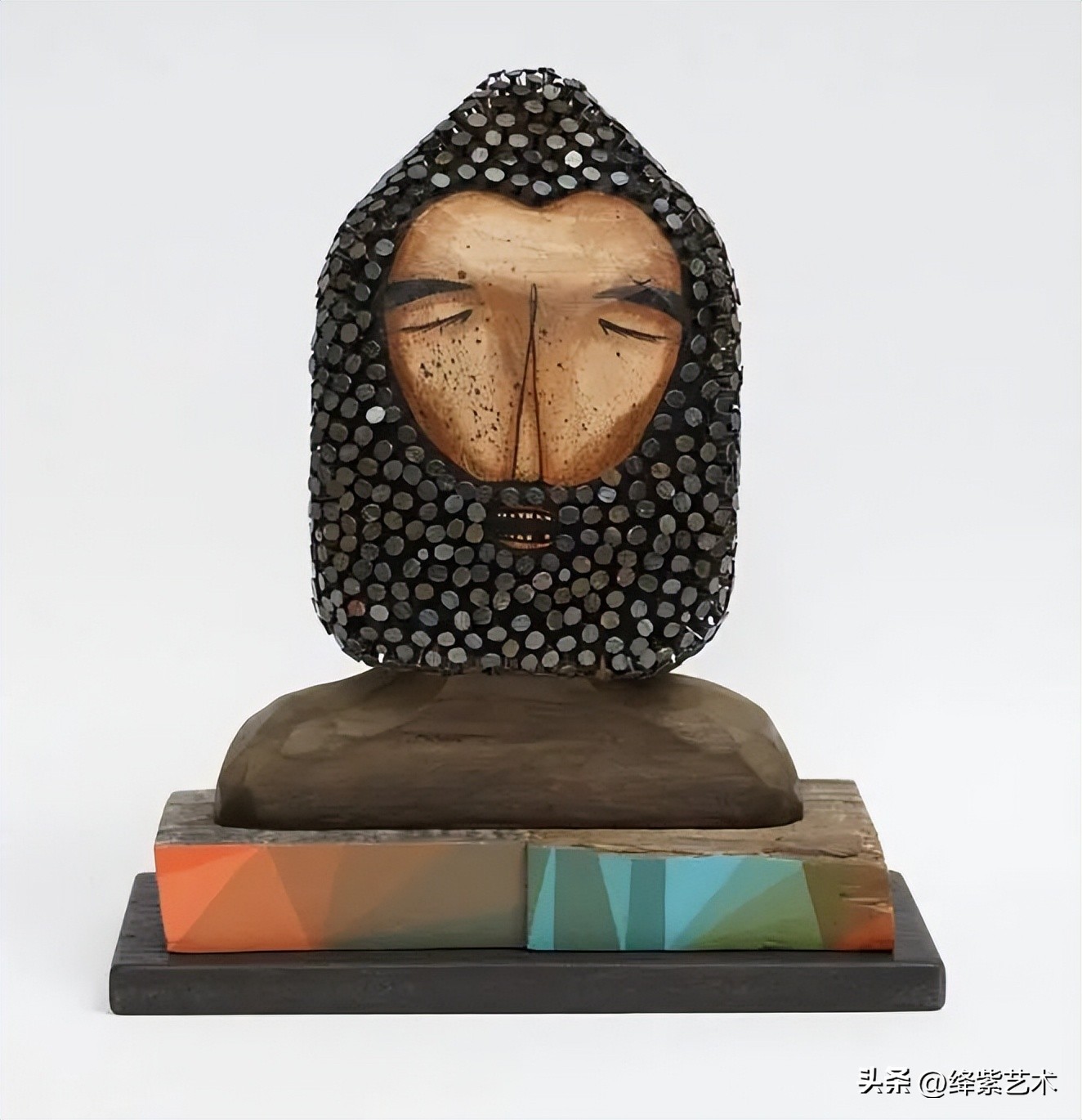 雕塑家制作雕塑的过程,他用木头做出了大象