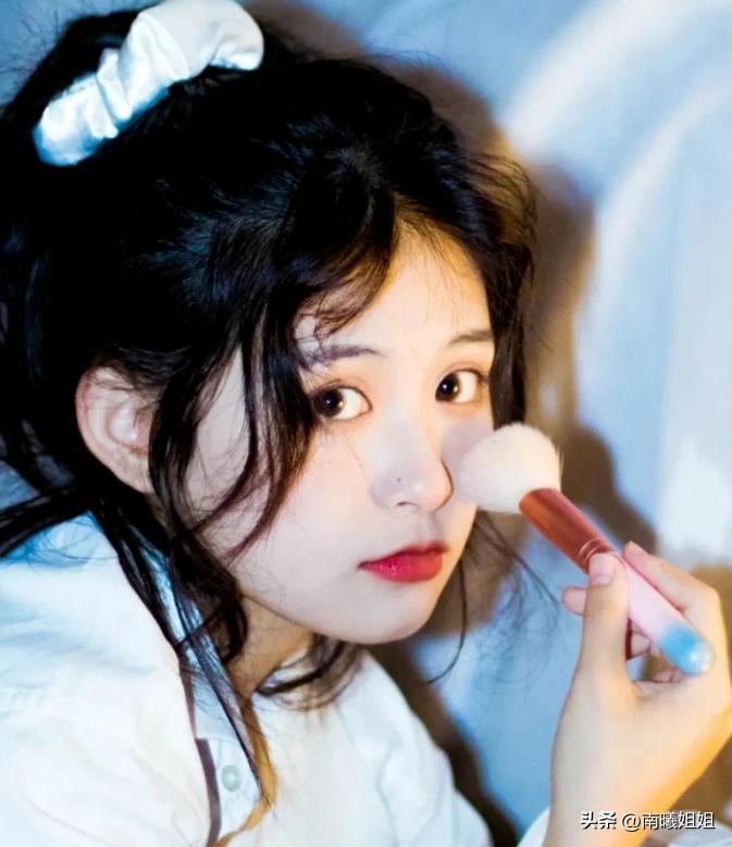 脸上有5种痣的女人,脸上这4处有痣的女人