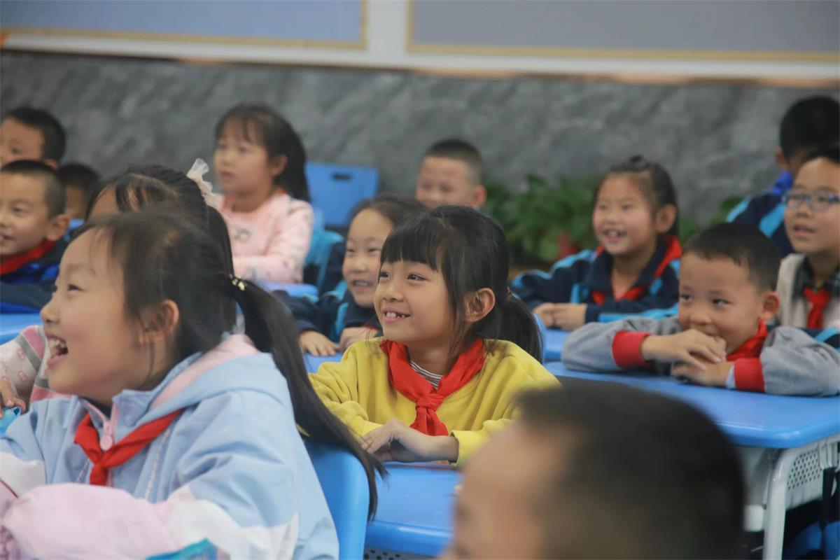 爱是这所学校最响亮的名片——记神木市西交康桥慈善学校以德育教育为特色，打造老百姓家门口的好学校