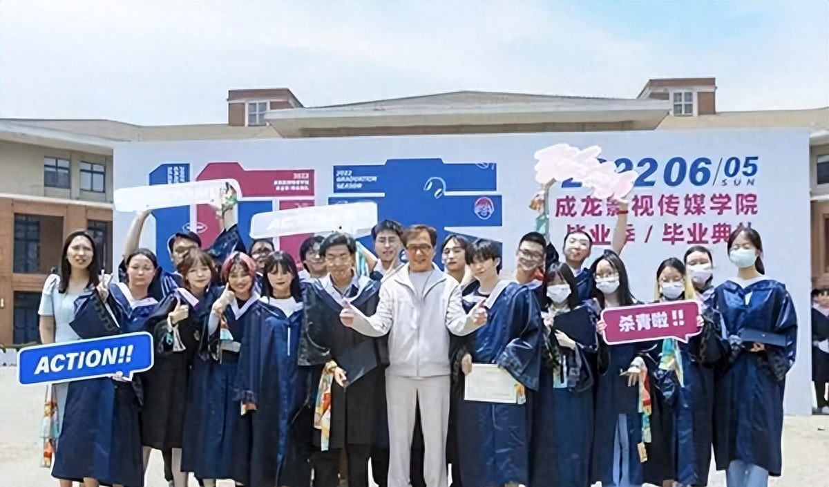 成龙武汉高校出席活动,成龙现身高校做公益