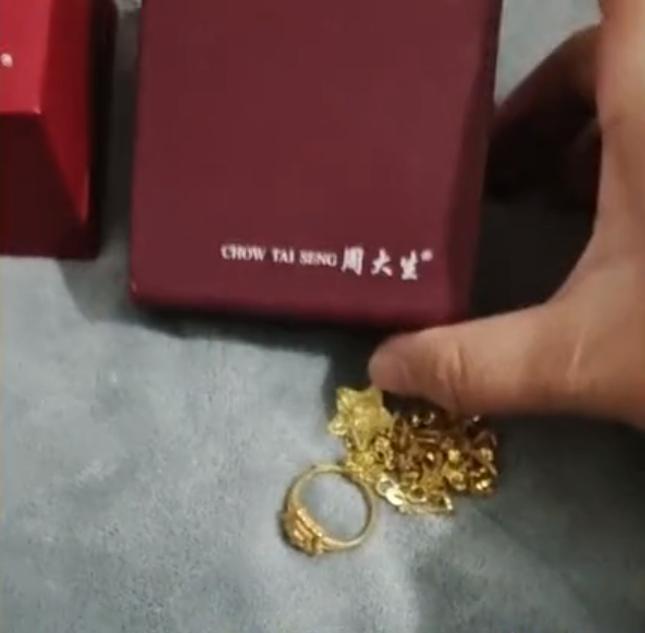 一女子买黄金手镯两年后说是假的,一女子在金店买黄金竟是假的
