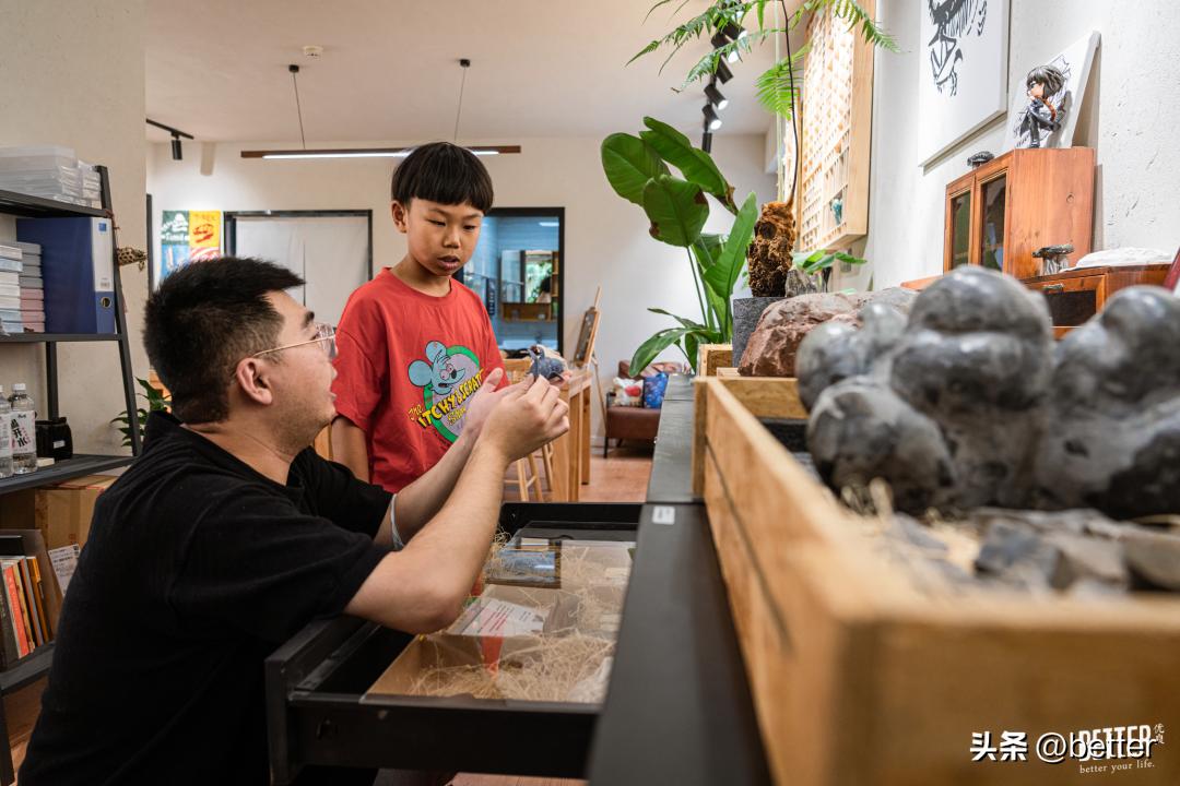 我在这家化石手作店，体验了一把「赌石」的快乐