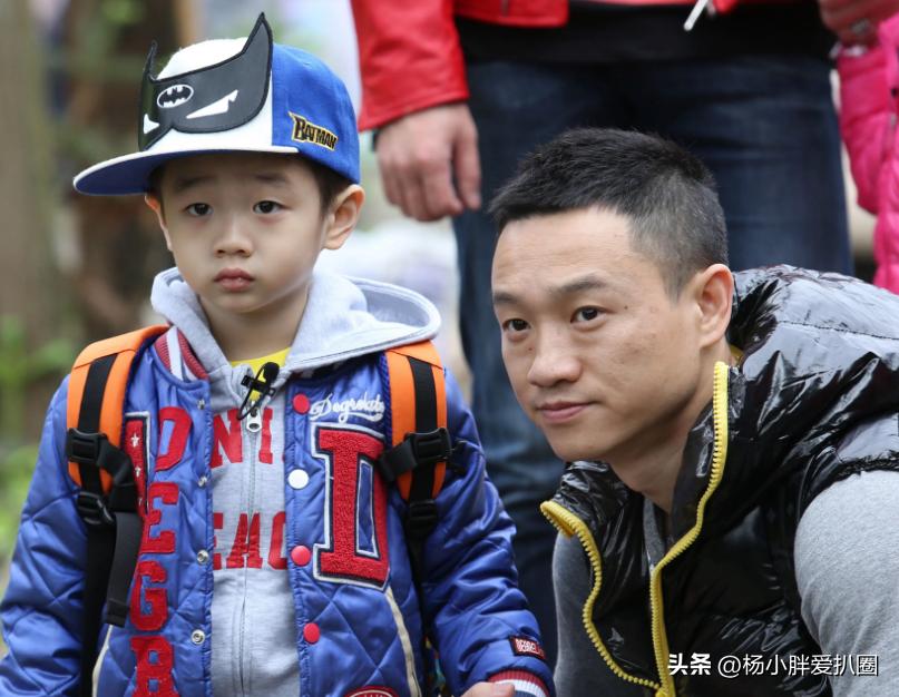 杨威让孩子在家上学,杨威送儿子杨阳洋上学