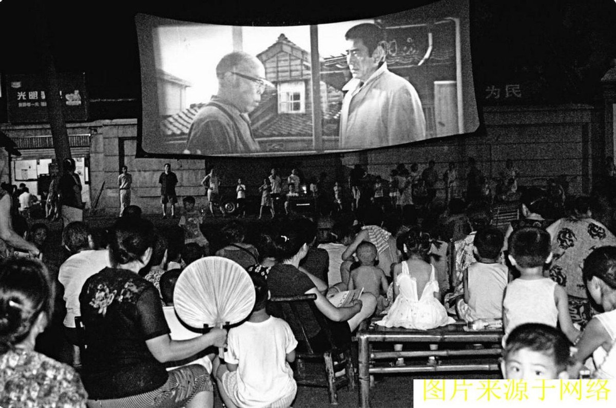 1977年，弟弟过兵检却落选，每天到武装部晃悠，人生却因此而改变