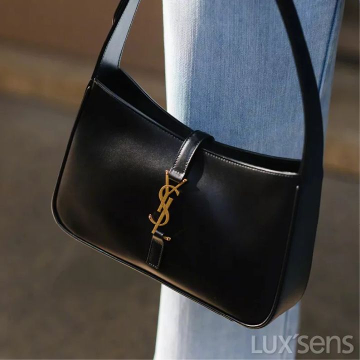 它是今年冬天最受欢迎的单品之一,它才是年度最火的包包